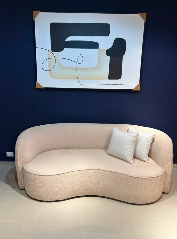 Combo Sofa Curvo 80" + Set de Cojines + Cuadro Abstracto 62"x42"